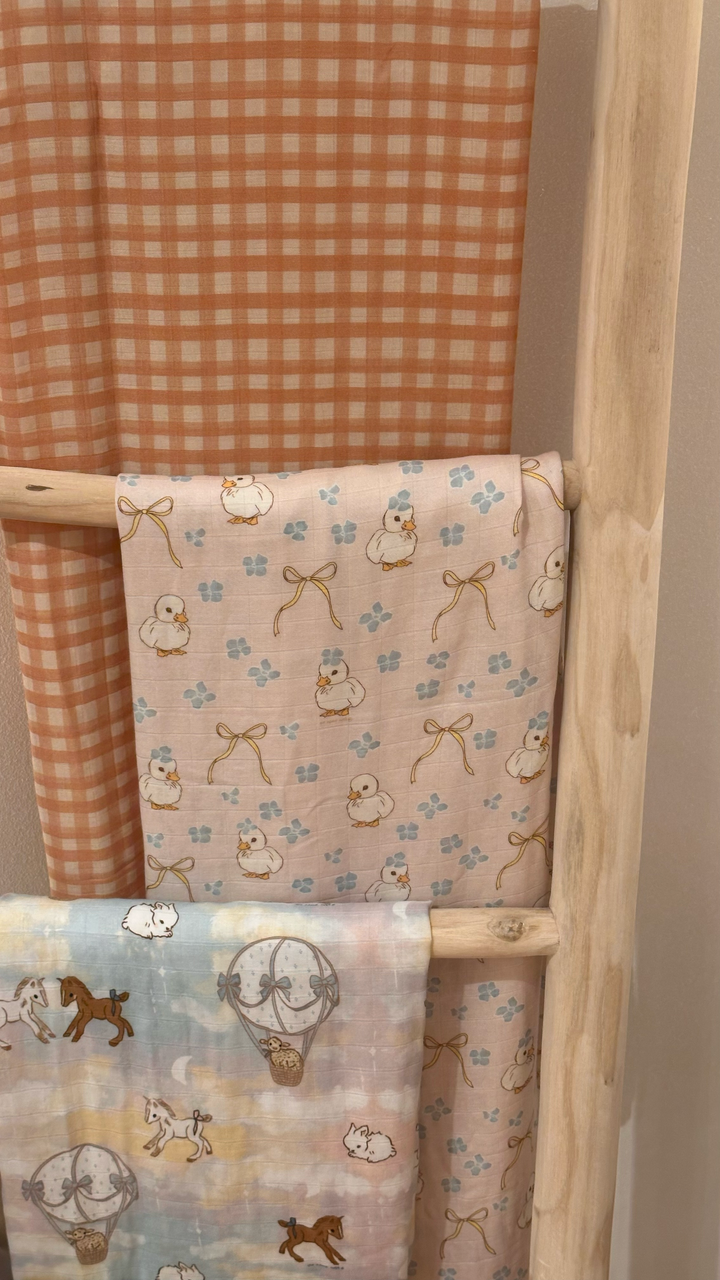 swaddle. daisy duckling.