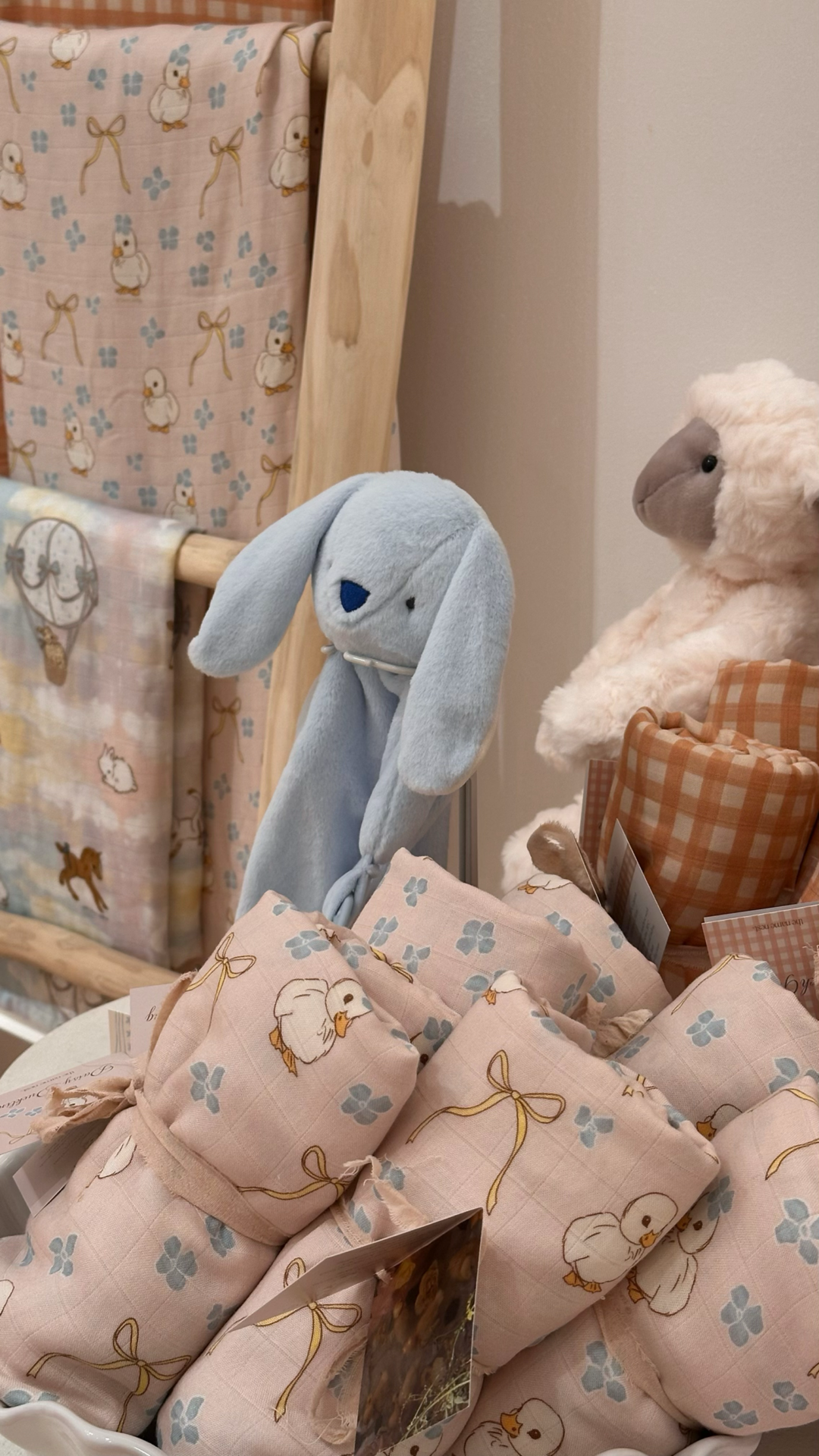 swaddle. daisy duckling.